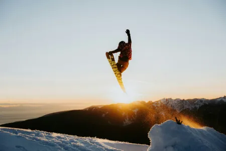 Um homem praticando snowboard