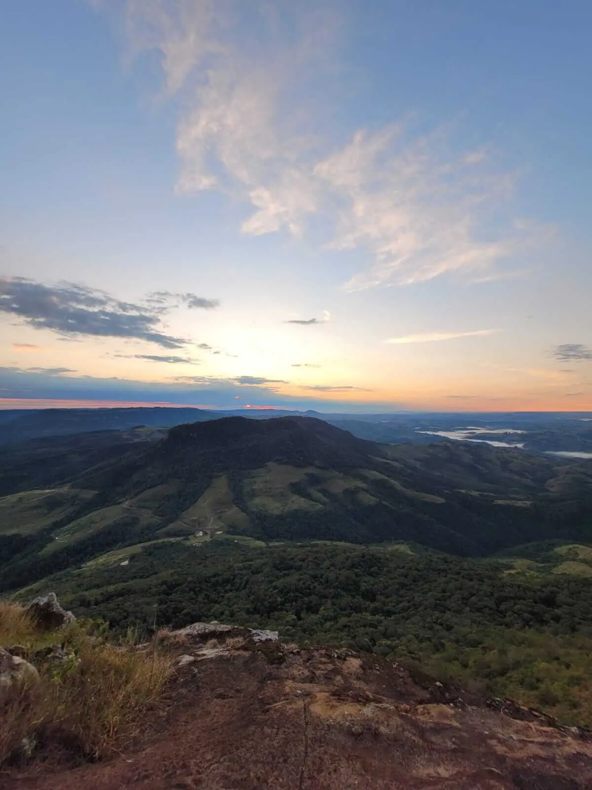 Foto mostrando uma grande parte de mata de cima de um morro